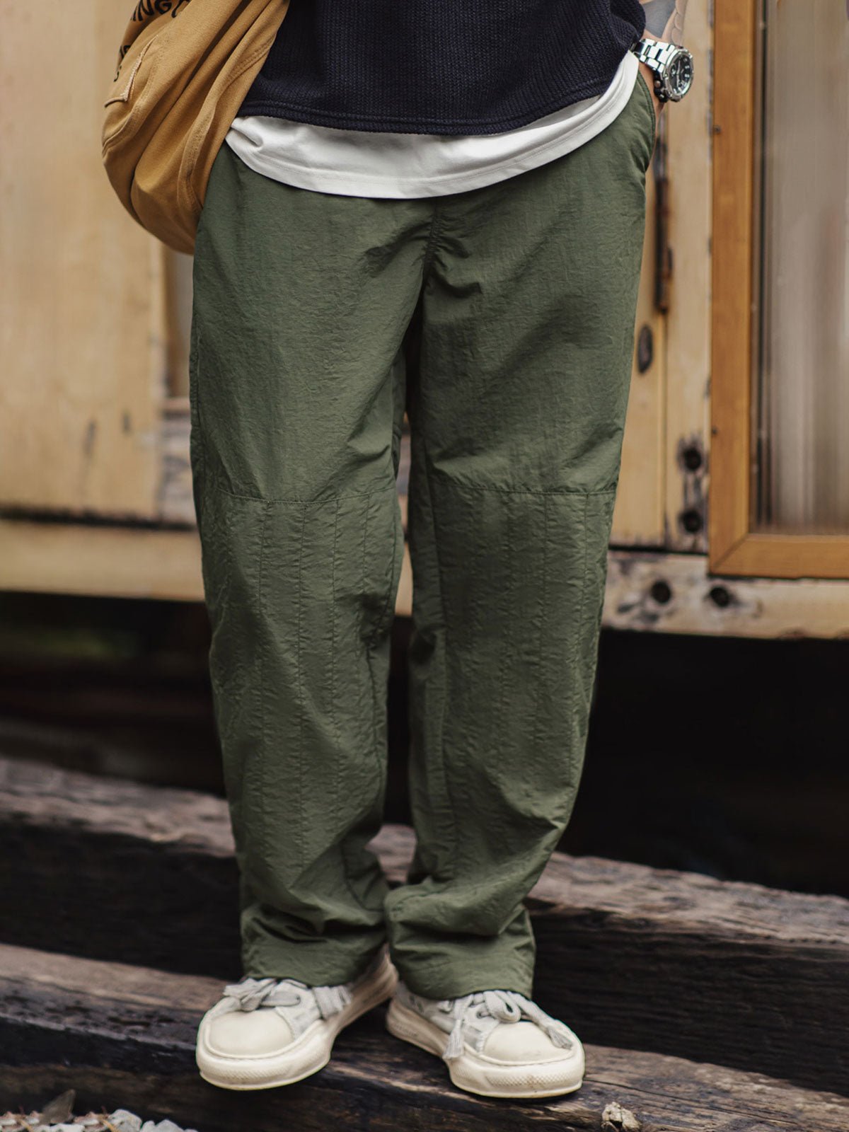 モデルが薄手のキルティングプリーツジョガーパンツを着用している画像