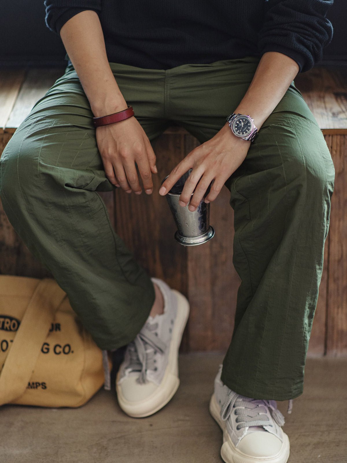 モデルが薄手のキルティングプリーツジョガーパンツを着用している画像