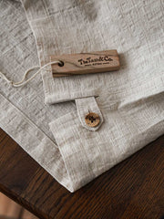 詳細画像:シャツの質感とココナッツシェルボタンのディテール図