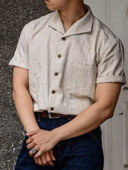 モデル画像:モデルがコットンリネンジャカードリネン半袖シャツを着用した図