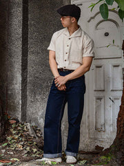 モデル画像:モデルがコットンリネンジャカードリネン半袖シャツを着用した図