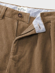 クラシックなデザインのコーデュロイワイドパンツ