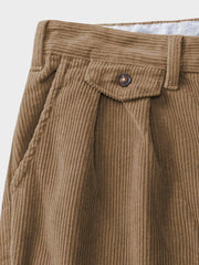 クラシックなデザインのコーデュロイワイドパンツ