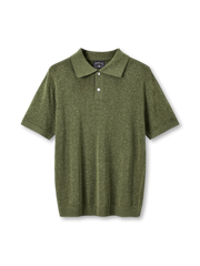 テンセルリネンニットポロの全身ビュー、リブ編み襟と滑らかなニットテクスチャーを強調。