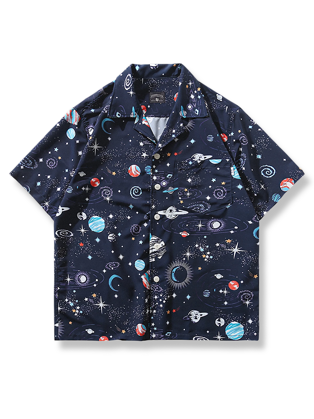 万華鏡をイメージした惑星と銀河系の宇宙柄が施された、ルーズシルエットのキューバカラーアロハシャツ。上質ポリエステル素材で軽量かつ快適な夏向けシャツ。
