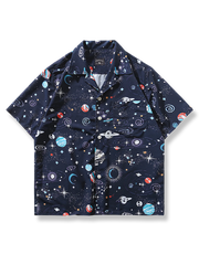 万華鏡をイメージした惑星と銀河系の宇宙柄が施された、ルーズシルエットのキューバカラーアロハシャツ。上質ポリエステル素材で軽量かつ快適な夏向けシャツ。