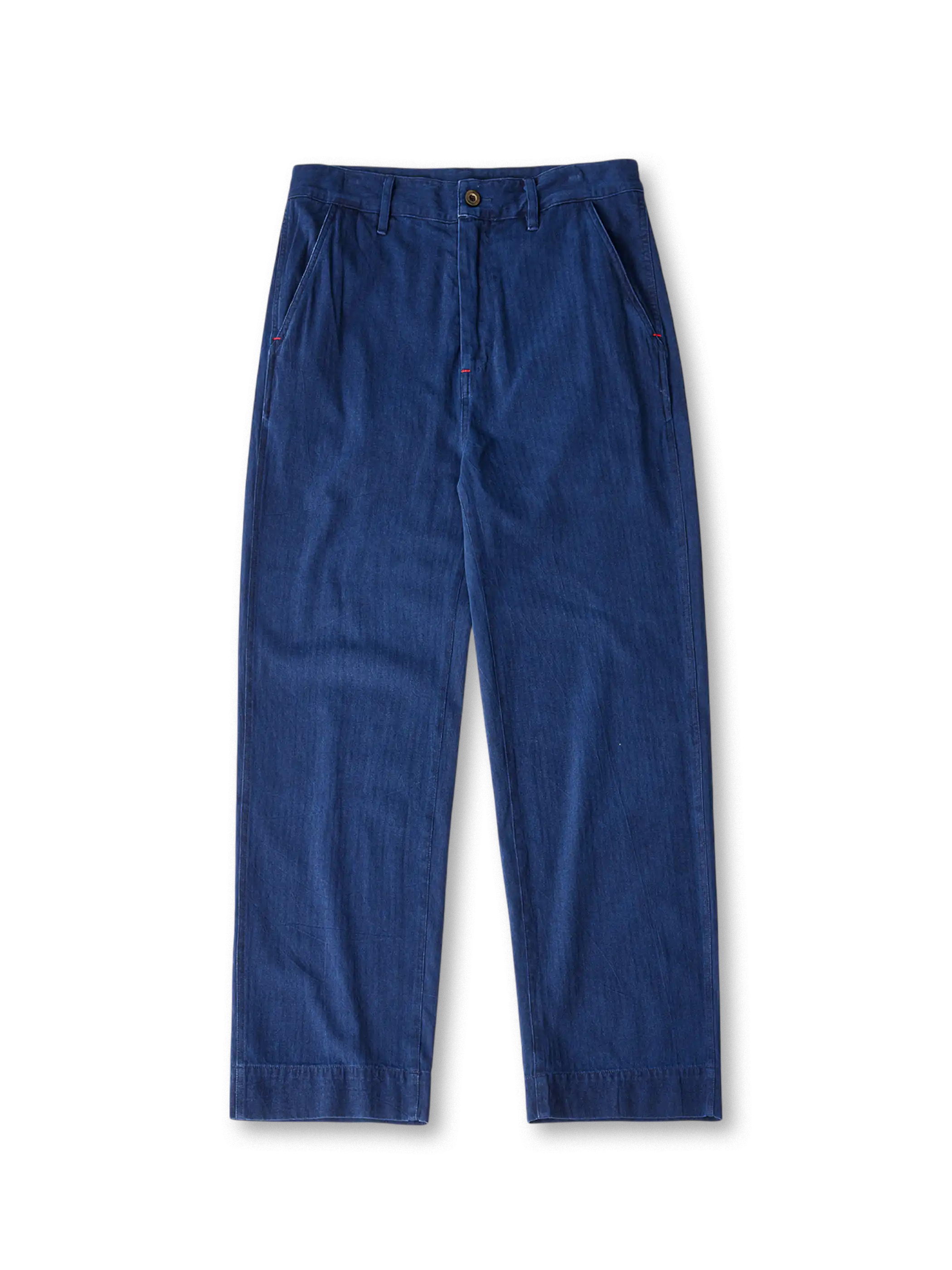 プラントインディゴヘリンボーンワイドチノの全身ビュー、手作業藍染めのフェードとヘリンボーンテクスチャーを強調。