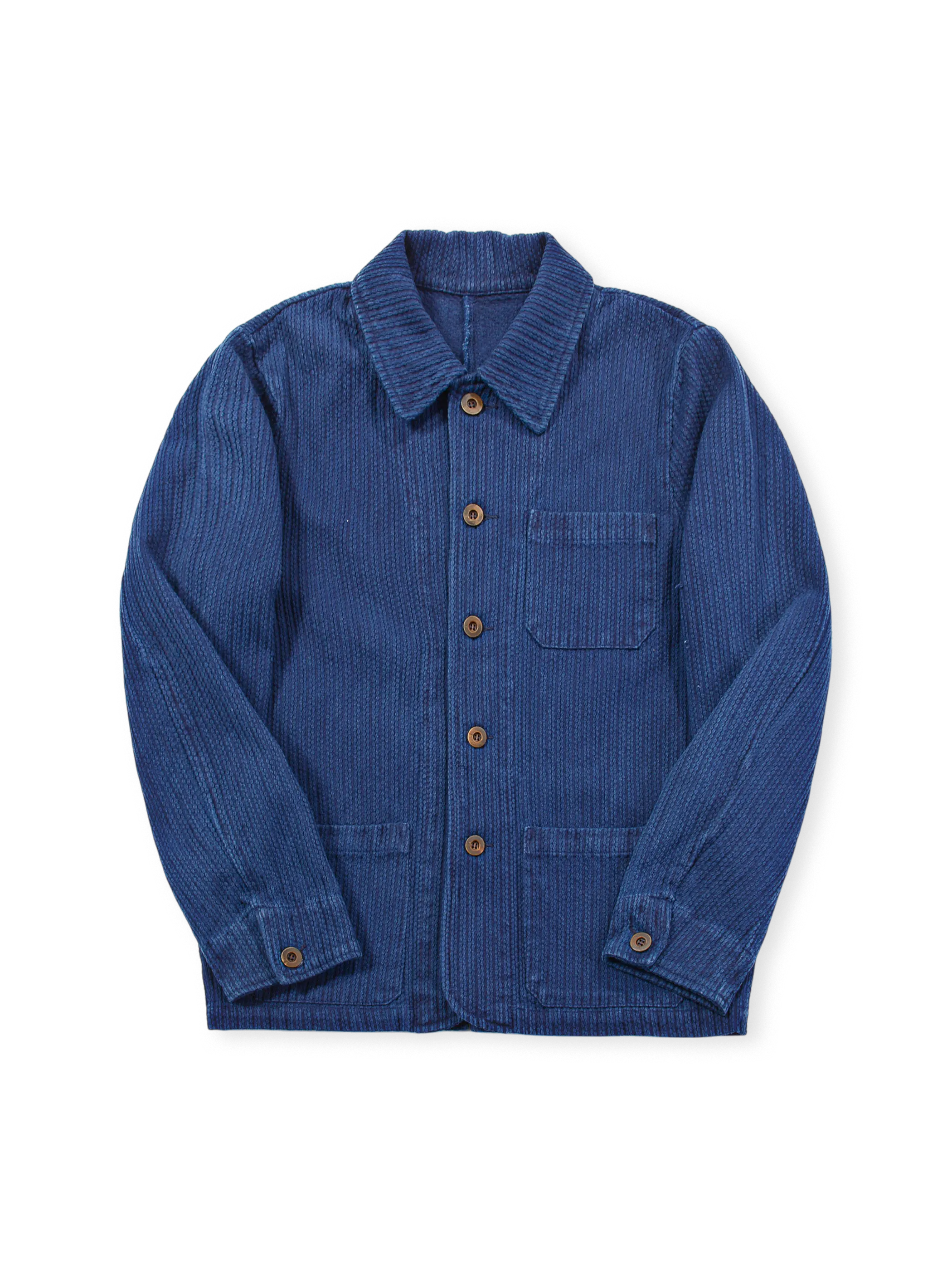 植物染めと刺子技法を用いたブルートーンのフレンチワークジャケット。胸ポケットと対称ポケットが特徴の洗練されたデザイン。