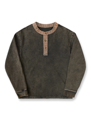 植物染めとヴィンテージ加工が特徴のヘンリーネック長袖Tシャツ