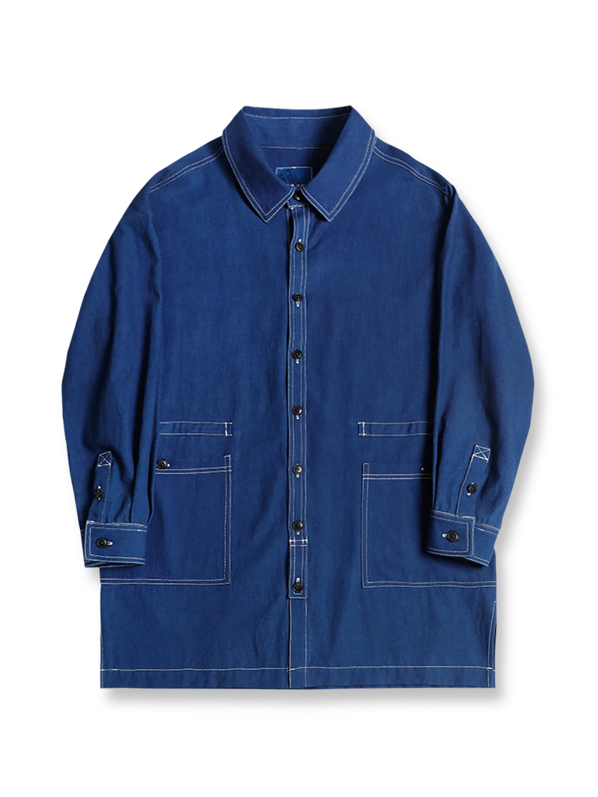 植物藍染めコットン素材のマルチポケットロングシャツ。サイドスリット、ウエストドローストリング、ホワイトステッチが特徴。