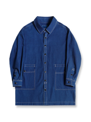 植物藍染めコットン素材のマルチポケットロングシャツ。サイドスリット、ウエストドローストリング、ホワイトステッチが特徴。