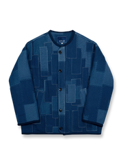 植物染めとパッチワーク刺繍が特徴のノーカラー中綿ジャケット。