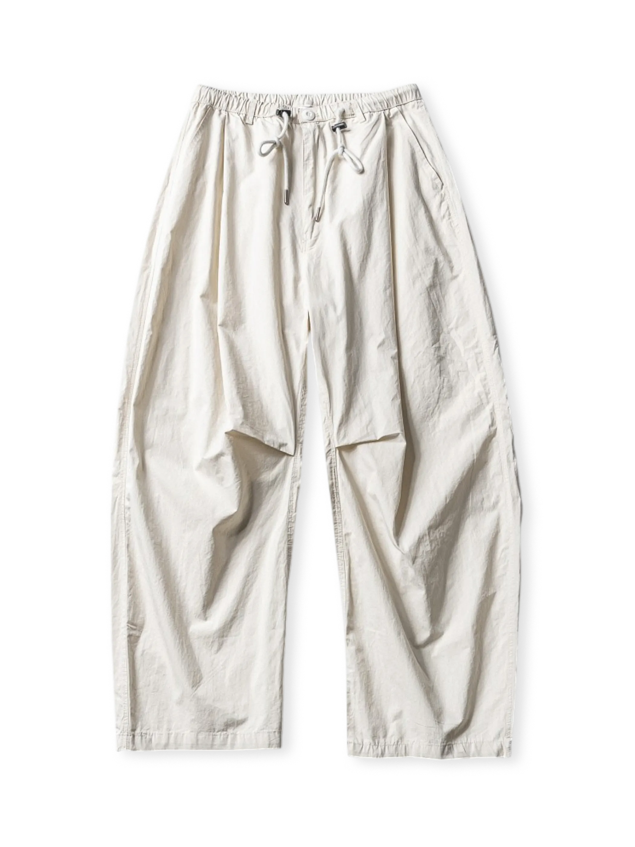 立体プリーツ加工が施された軽量ナイロンワイドパンツ。エラスティックドローコード付きで調節可能なウエストが特徴。