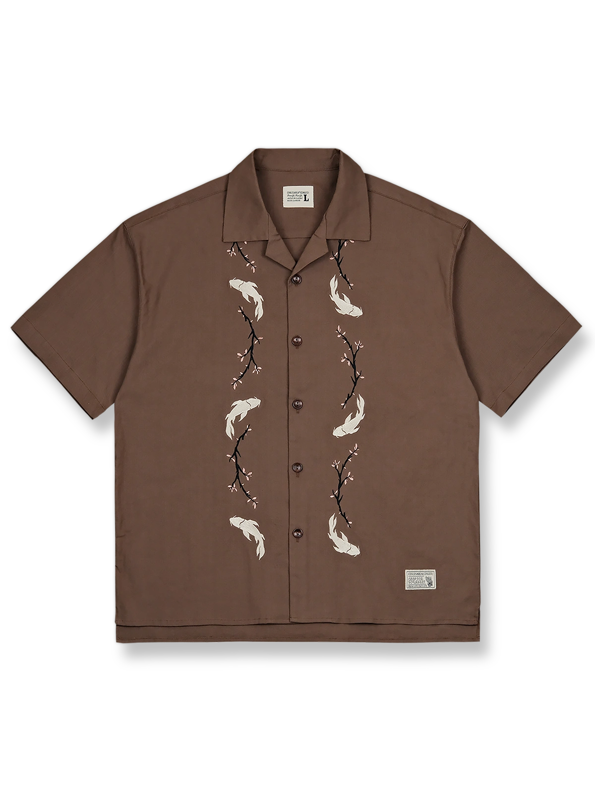 梅花と錦鯉の刺繍があしらわれたコットン混紡キューバシャツ。