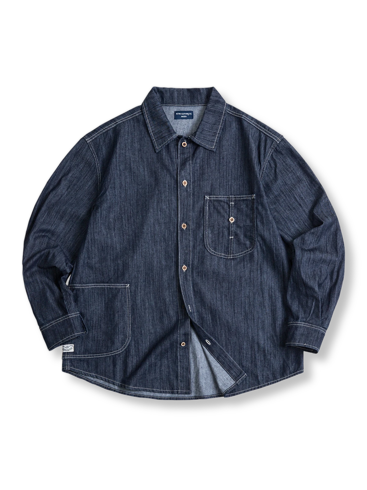 クラシックなU字ポケットとステッチが特徴のデニム長袖シャツ