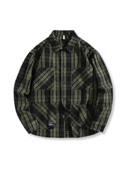 パッチポケットとチェック柄が映えるウールシャツ。