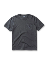 胸ポケットが特徴のコットン100%ショートスリーブTシャツ。通気性が良く快適な着心地。