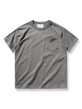 7色展開のポケット付きリブ編みクルーネック半袖Tシャツ。