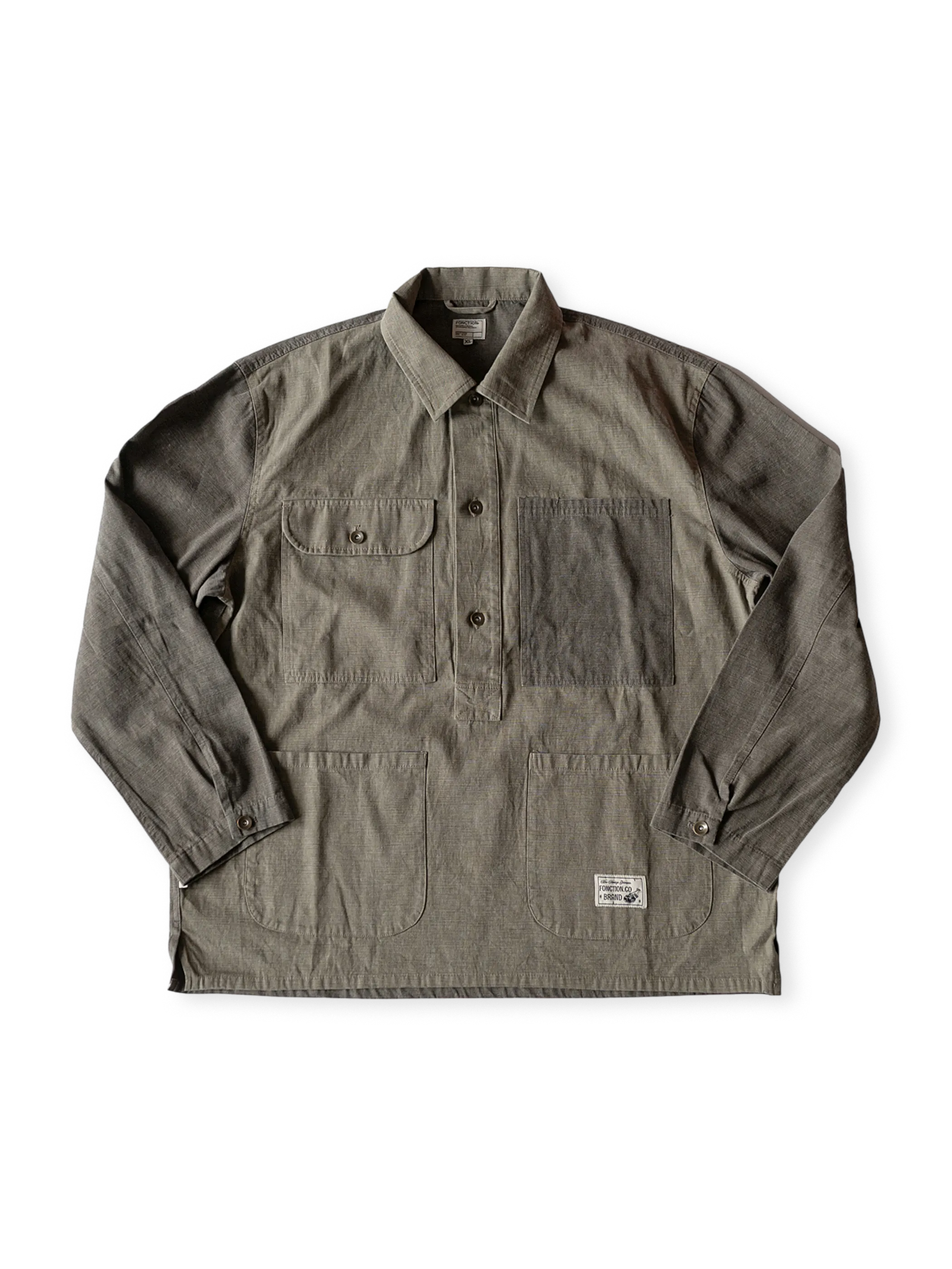 1871年の歴史的モデルを基にした3ボタン仕様のPOPOVERワイルドシャツ。ウォッシュ・ワックス染め加工と複数ポケット付き。