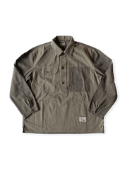 1871年の歴史的モデルを基にした3ボタン仕様のPOPOVERワイルドシャツ。ウォッシュ・ワックス染め加工と複数ポケット付き。