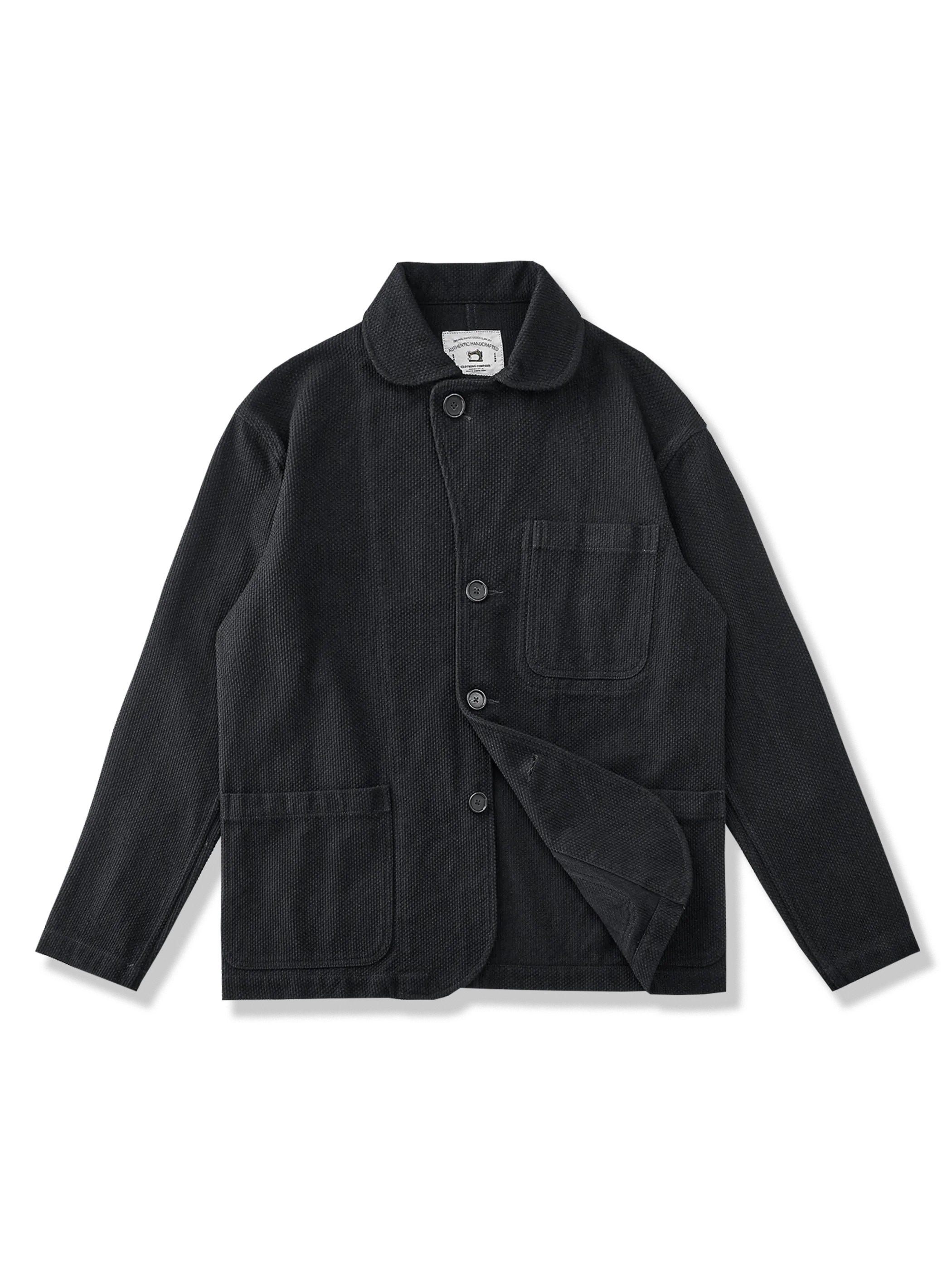 600gコットン剣道刺し子生地を使用し、植物藍染と墨染の独自技法で染め上げた深みのあるブラックカラーのテーラードジャケット。耐久性と風合いを兼ね備えた一着。