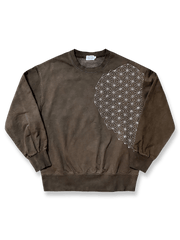 薯莨染めの深いブラウンと手縫い麻葉刺し子を施した限定スウェット。ヘビーウェイト生地とドロップショルダーが特徴。