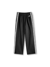 ブラックのサイドスナップ トラックパンツ、白とグレーのサイドラインと腰の刺繍付き
