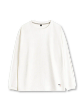 アイボリーの立体リブ ロングスリーブTシャツ、リブの襟元と裾の小さな配色タブ付き