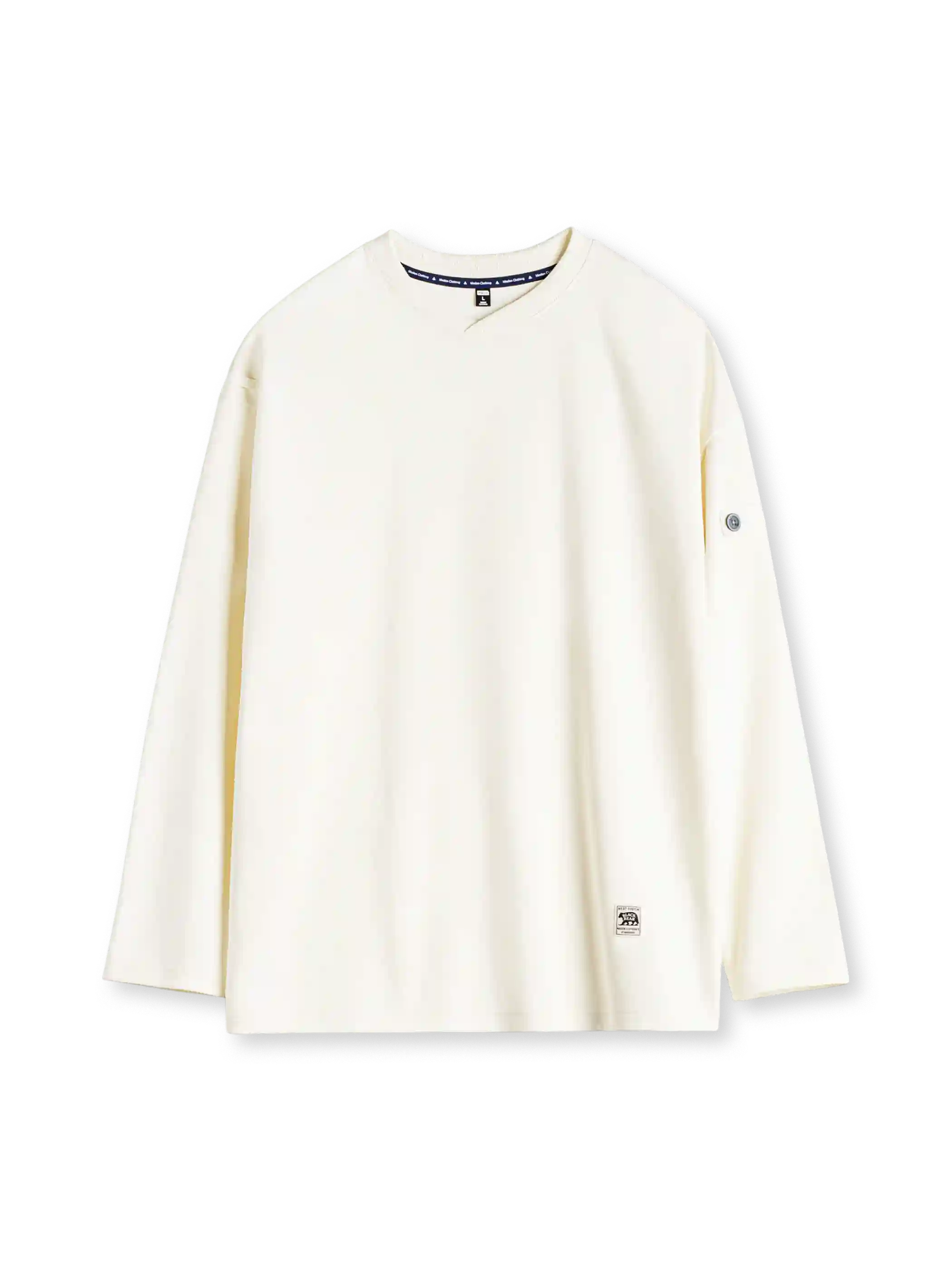 オフホワイトのロングスリーブTシャツ、二の腕のボタン留めタブとリブの襟元、裾のラベル付き