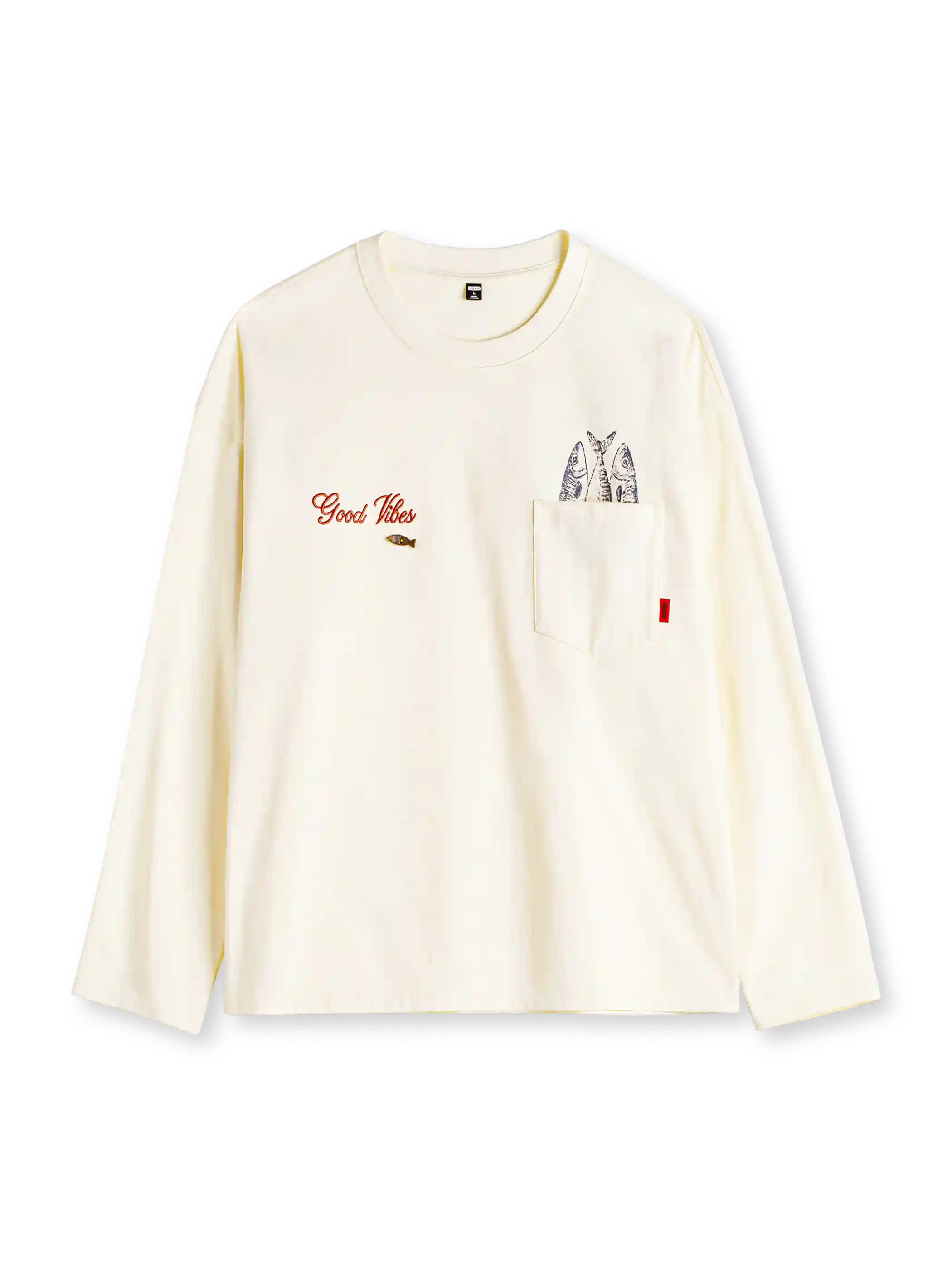 オフホワイトのロングスリーブTシャツ、胸ポケットから覗く魚のプリントと赤い英字刺繍付き