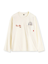 オフホワイトのロングスリーブTシャツ、胸ポケットから覗く魚のプリントと赤い英字刺繍付き