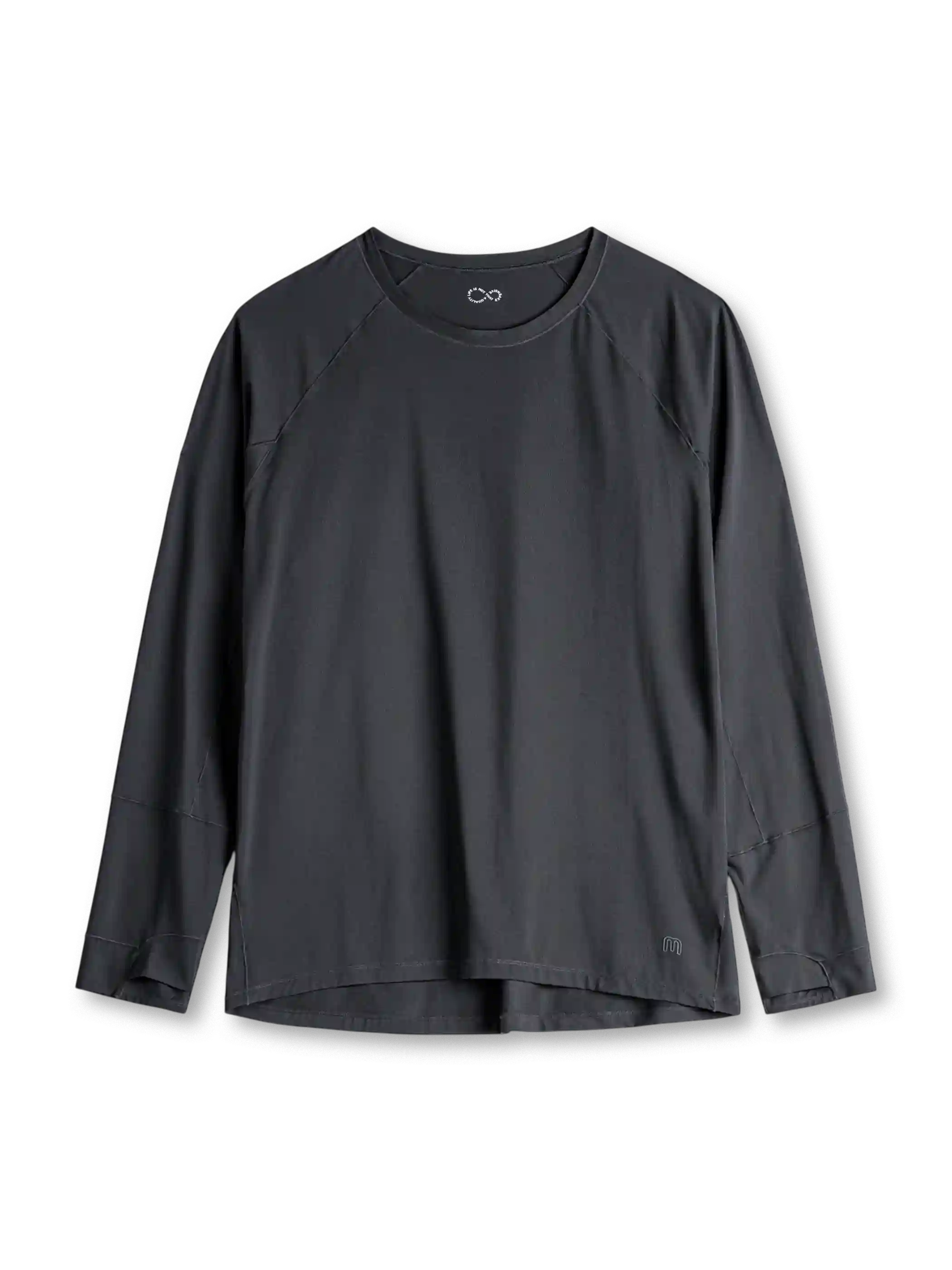 ライトグレーの速乾ロングスリーブTシャツ、クルーネックと前短後長の曲線裾