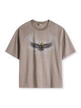 グレーブラウンのTシャツ、胸に両翼を広げた鷲と英字のプリント