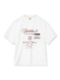 ホワイトのTシャツ、胸に赤いかすれ文字と円形の紋章のプリント、左胸のポケット付き