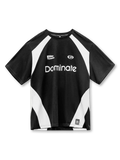 ブラックとホワイトの配色切り替えサッカーTシャツ、胸元の英字と紋章風マークのプリント