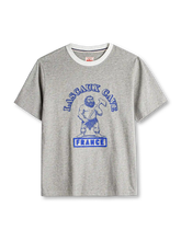 ヘザーグレーのリンガーTシャツ、胸に石斧を担ぐ狩人とアーチ状の文字のプリント、生成りの襟