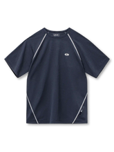 ネイビーのTシャツ、ラグラン袖と脇に沿った白い配色フラットロックステッチ