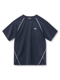 ネイビーのTシャツ、ラグラン袖と脇に沿った白い配色フラットロックステッチ