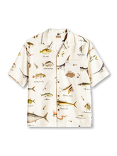 アイボリーのアロハシャツ、博物画風の魚と筆記体の学名の総柄プリント、胸ポケット付き