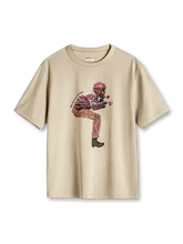 グレーカーキのTシャツ、胸にゴーグルとヘルメットを身につけたライダーのプリント