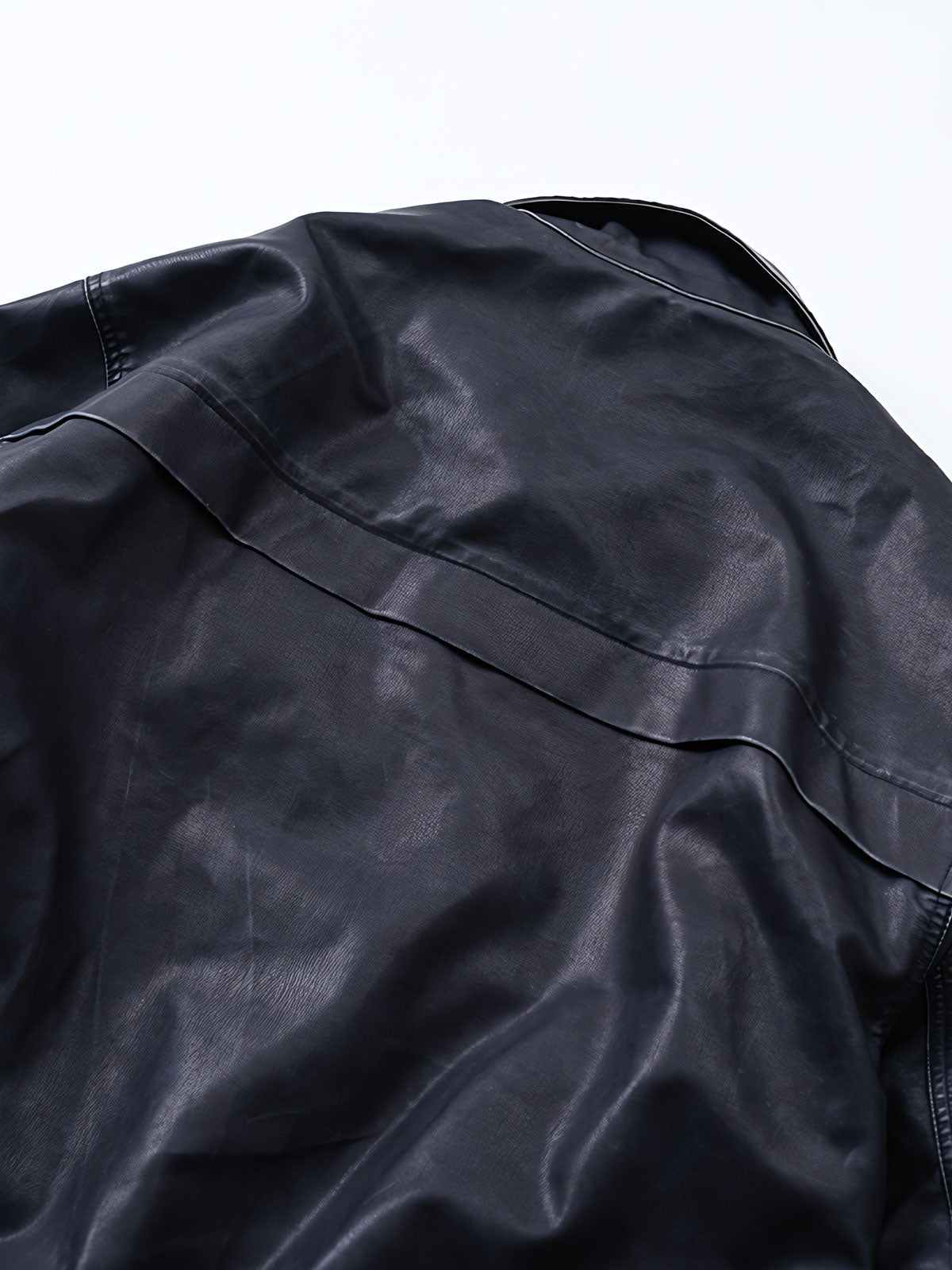 ジャケットのジッパーや袖のディテールクローズアップ