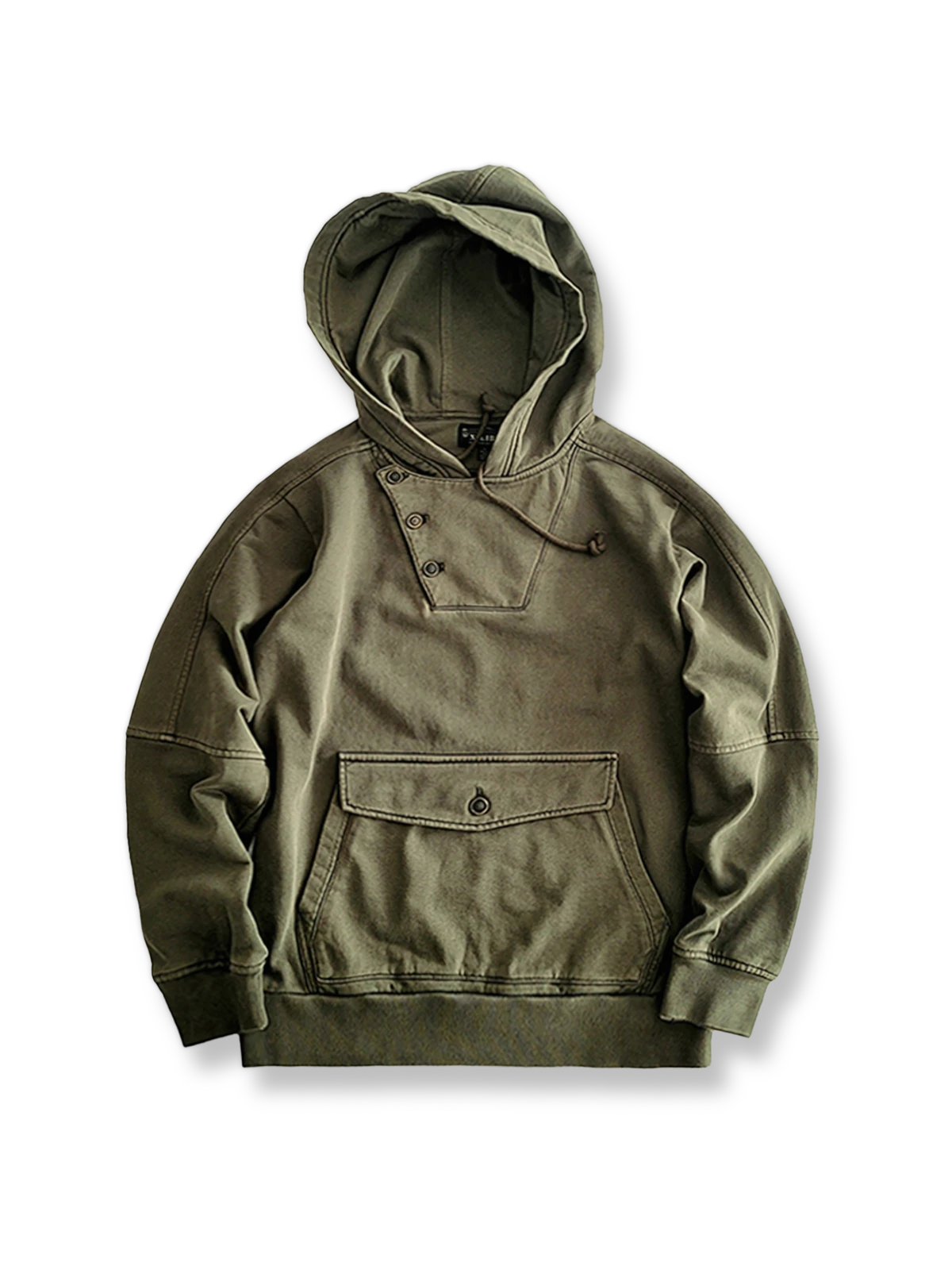 ハーフオープンカラーと牛角ボタンが映えるプルオーバーフーディー