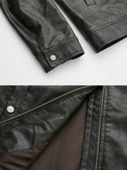製品画像: ヴィンテージウォッシュドPUレザージャケットの正面ビュー
詳細画像: メタルダブルジップとスナップボタンのディテール表示