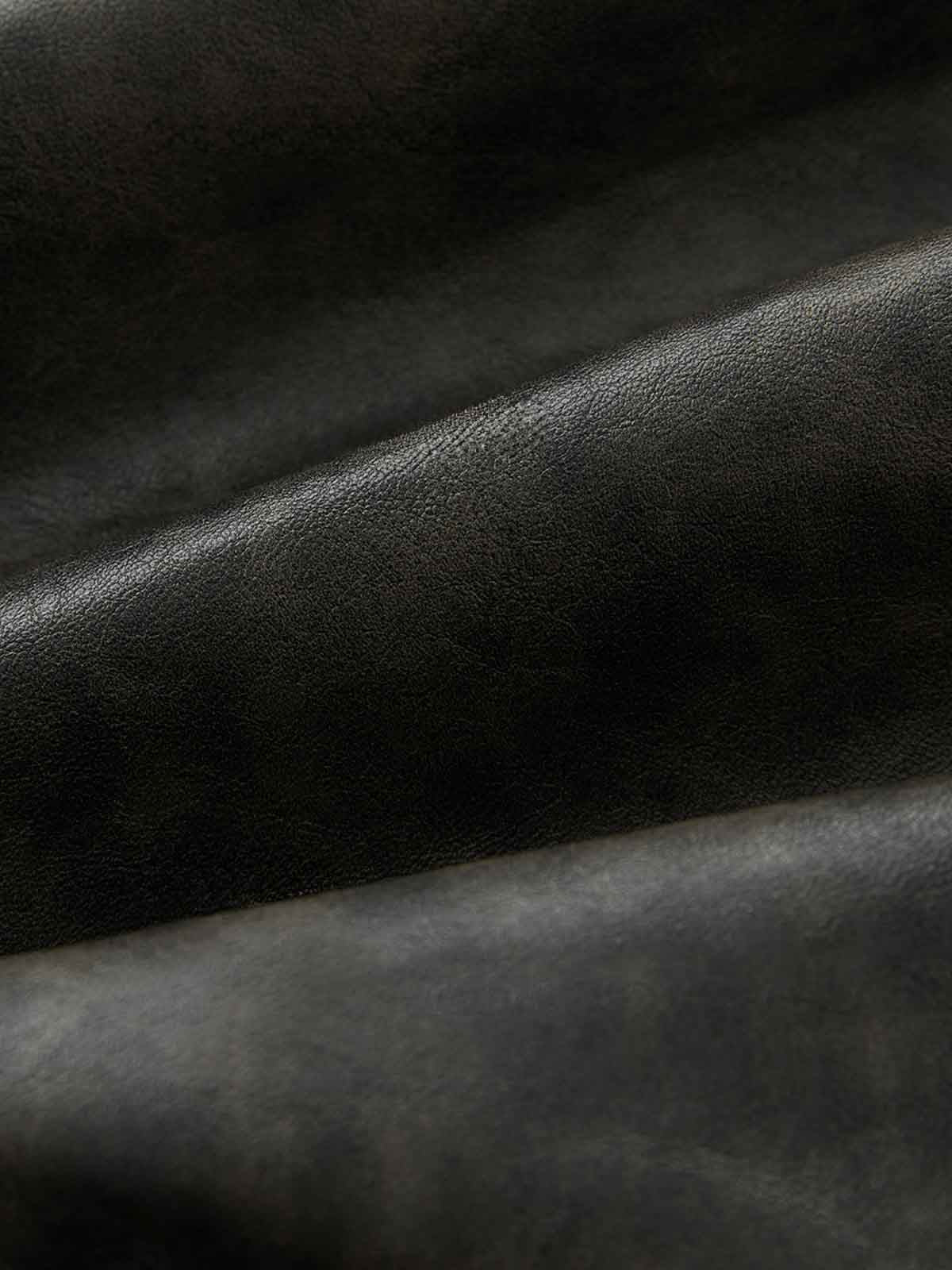 製品画像: ヴィンテージウォッシュドPUレザージャケットの正面ビュー
詳細画像: メタルダブルジップとスナップボタンのディテール表示