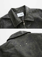 製品画像: ヴィンテージウォッシュドPUレザージャケットの正面ビュー
詳細画像: メタルダブルジップとスナップボタンのディテール表示