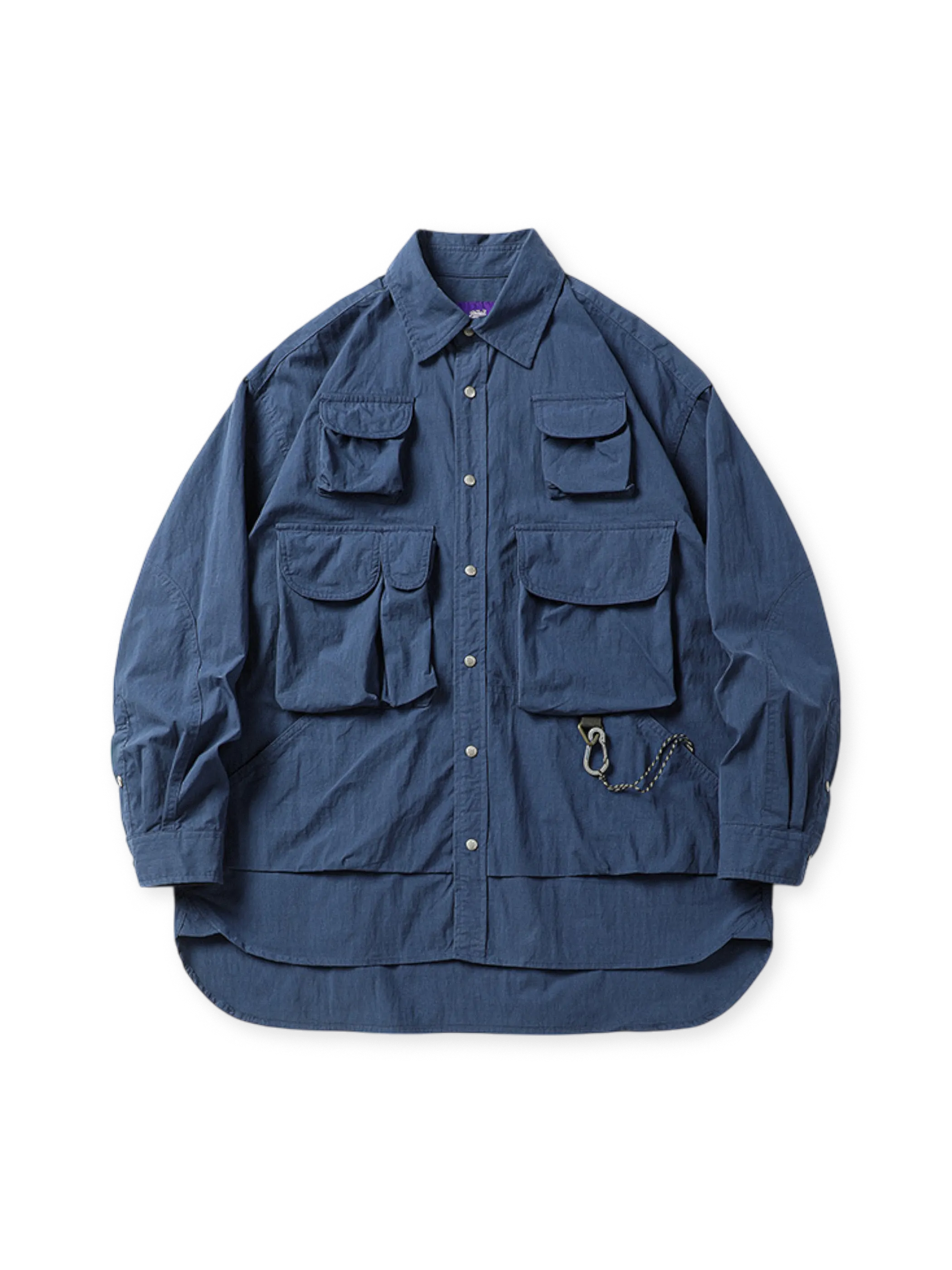 100%コットン素材のパープルタグ付きマルチポケットワークシャツ。ルーズシルエットとラウンドカット裾が特徴。