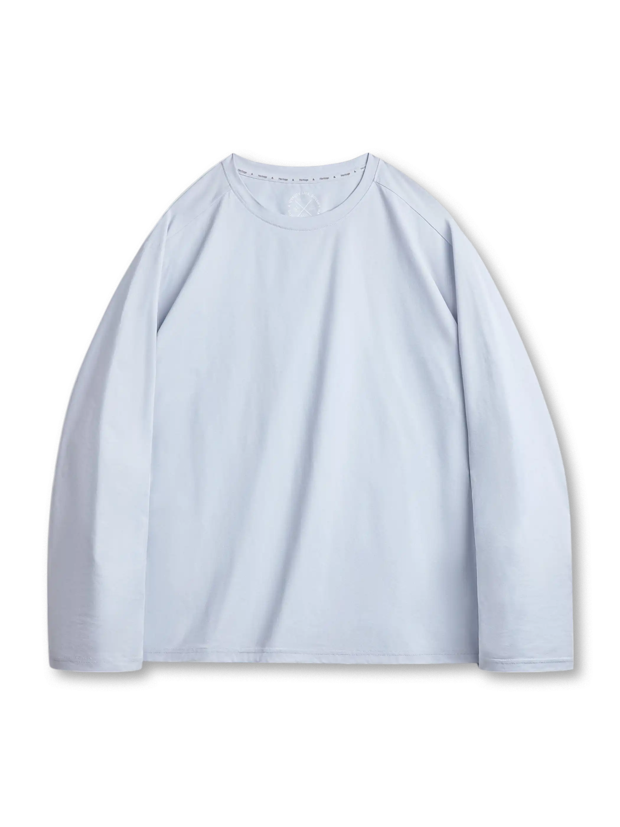 速乾抗菌機能を備えたアメリカンカジュアルスタイルの長袖Tシャツ。涼しく快適な着心地が特徴。