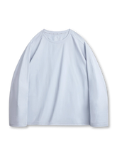 速乾抗菌機能を備えたアメリカンカジュアルスタイルの長袖Tシャツ。涼しく快適な着心地が特徴。