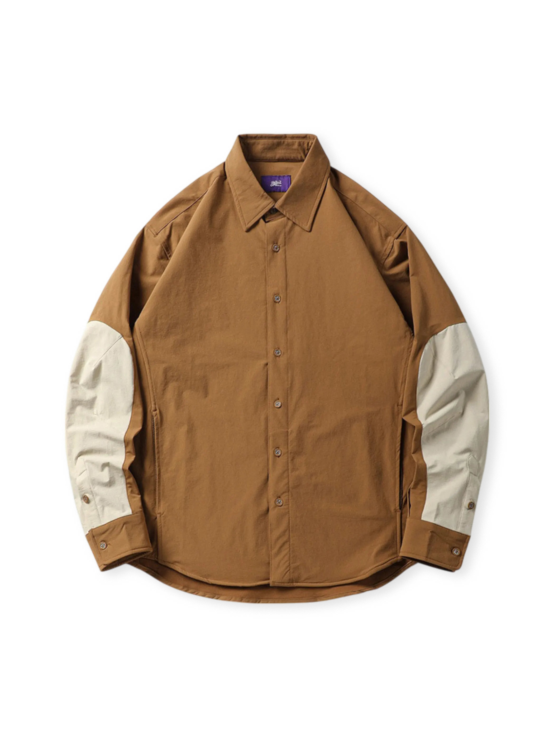 速乾性と伸縮性に優れた素材のアウトドアシャツ。翻領、アーチ裾、対比カラーのパッチワークが特徴。