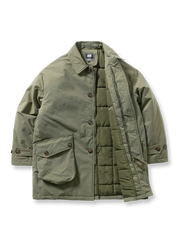 防風・防水性能とキルティング中綿で暖かさを保つミドル丈コート。